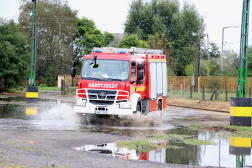 Szélvédőt törtek, sérülteket mentettek