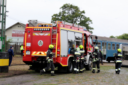 Szélvédőt törtek, sérülteket mentettek
