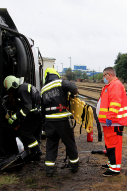 Szélvédőt törtek, sérülteket mentettek