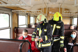 Szélvédőt törtek, sérülteket mentettek
