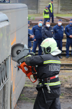 Szélvédőt törtek, sérülteket mentettek