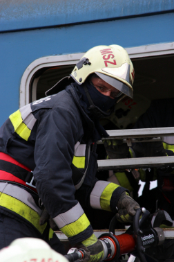 Szélvédőt törtek, sérülteket mentettek