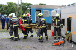Szélvédőt törtek, sérülteket mentettek