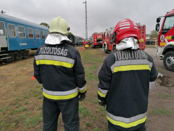 Szélvédőt törtek, sérülteket mentettek