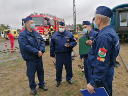 Szélvédőt törtek, sérülteket mentettek