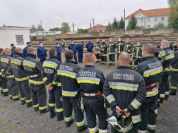 Szélvédőt törtek, sérülteket mentettek