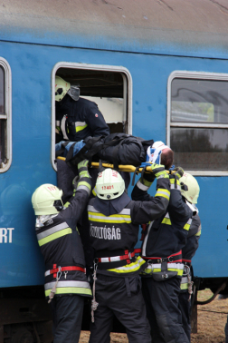 Szélvédőt törtek, sérülteket mentettek