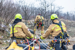 Kötéltechnikai gyakorlatot tartott a HUNOR mentőszervezet Egerben