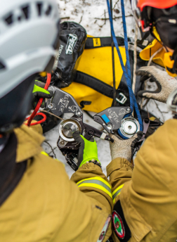 Kötéltechnikai gyakorlatot tartott a HUNOR mentőszervezet Egerben