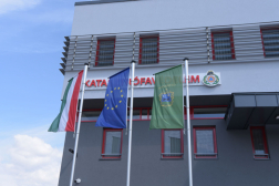 Az épület előtti Magyar, Európai uniós és Gyöngyös zászlók.