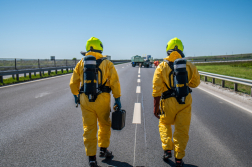 Védőruhában hátulról