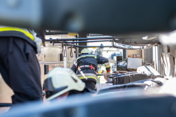 A sérült busz belsejébe hatolnak az egységek