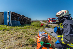 Elkezdték a sérültek kimentését