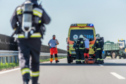 A sérülteket a mentők átveszik.