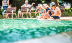 Gyerekek egy szökőkútnál