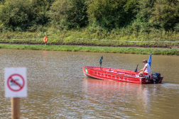 Életmentő egy csónakkal tavon