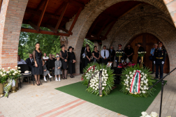 Távolabbi kép a tábornok ravataláról