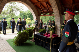 Dr. Hoffmann Imre ravatala, háttérben a társszervek tisztelgő képviselői