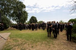 Részvétüket lerovó gyászolók