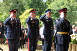 Az országos polgári védelmi és a tűzoltósági főfelügyelő, valamint az Országos Idegenrendészeti Főigazgatóság főosztályvezetője tiszteleg a ravatalnál