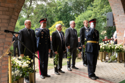 Kegyeleti őrségben (balról jobbra) Réthy Pál, dr. Góra Zoltán, Zsinka András, dr. Bakondi György és dr. Felkai László