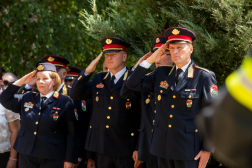 Dr. Mógor Judit, Erdélyi Krisztián főigazgató-helyettesek és dr. Bérczi László tiszteleg