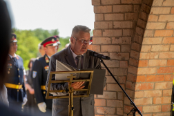 Farkas József, a polgári szertartás vezetője búcsúbeszédet mond