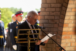 Zsinka András,  BM személyügyi helyettes jállamtitkára búcsúbeszédet mond