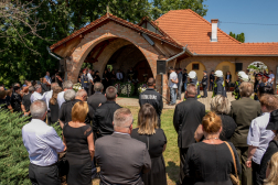 Gyászolók a ravatalnál