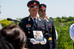 Díszőr, kezében a néhai altábornagy fényképével