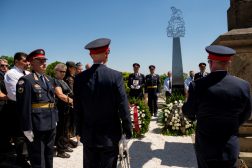 Gyászolók a néhai főigazgató-helyettes obeliszkjénél
