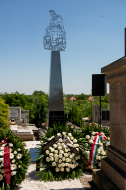 Szürke obeliszk, tetején a tüzet oltó Szent Flórián alakjával, előtérben a koszorúk