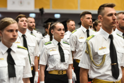 Egyenruhás hallgatók a diplomaosztón