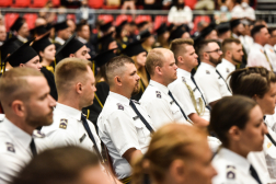 Egyenruhás és taláros hallgatók a diplomaosztón