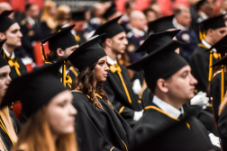 Taláros hallgatók a széksorokban.