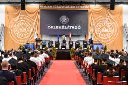 Totálkép a rendezvényről, háttérben a vezetői emelvény