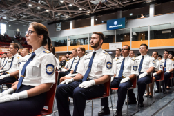 Egyenruhás hallgatók a diplomaosztón