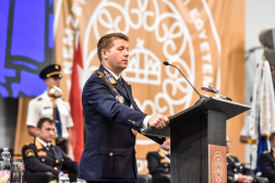 Christián László rendőr ezredes, oktatási rektorhelyettes köszöntőt mond
