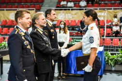 Tűzoltó hallgató átveszi diplomáját a Rendészettudományi Kar dékánjától