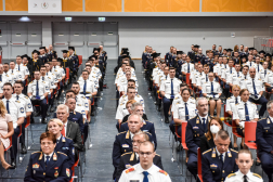 Egyenruhás és taláros hallgatók a diplomaosztón