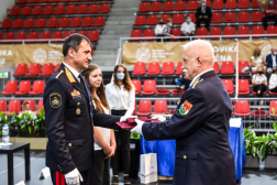 Az országos katasztrófavédelmi főigazgató átadja a Dr. Vitéz Roncsik Jenő emlékplakett arany fokozatát