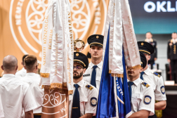 A képen az egyetemi zászlók és jelképek