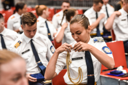 Egyenruhás hallgató