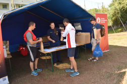 Gyülekezés a regisztrációnál