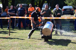 A versenyző a rönkből egy körszeletet vág le