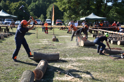 Kombinált versenyszám, minden csapattag mást-mást csinál