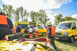 Mentősök és tűzoltók várakozás közben.