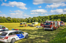 A fotón a rendőrség, a mentőszolgálat és a tűzoltóság járművei.