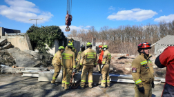 megbeszélés a betonelem elmozdítása kapcsán