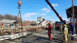 elmozdítják a saruval a betonelemet